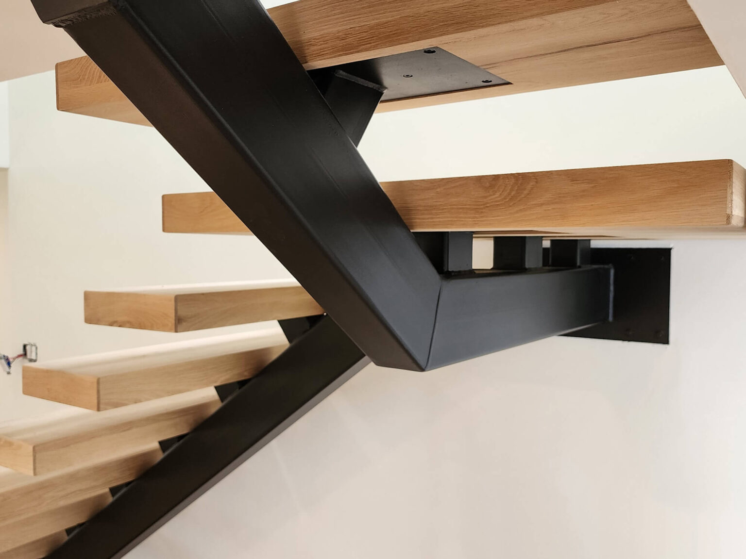 What Are The Advantages Of Mono Stringer Stairs?